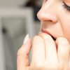 Hábito de roer unhas pode comprometer a saúde bucal