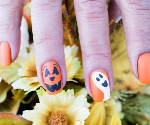 Abóboras e fantasmas são clássicos das unhas de Halloween 