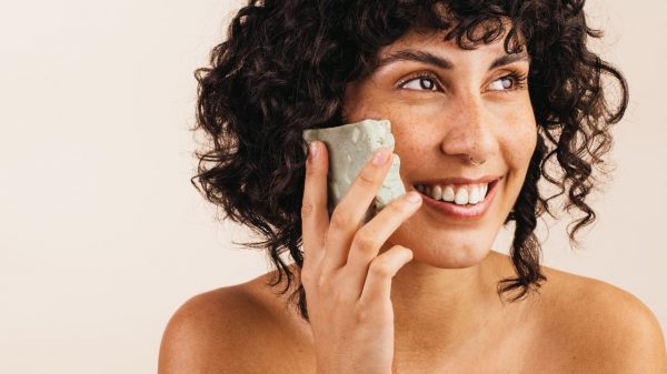 Lavar o rosto com sabonete em barra faz mal? Entenda os riscos