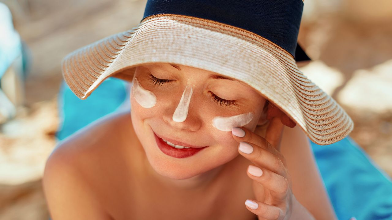 Protetor solar: qual a quantidade certa para aplicar na pele?