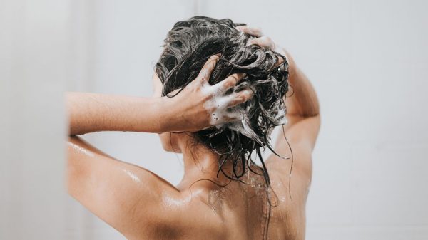 Qual a frequência ideal para lavar o cabelo? Especialista explica