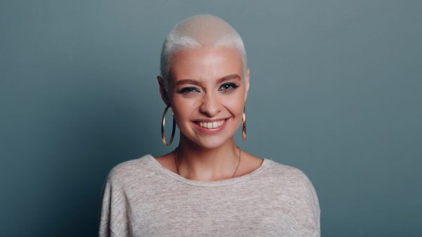 A coordenadora técnica da Yamá Cosméticos, Marisa Russo, ensina como deixar os cabelos platinados evitando danos aos fios