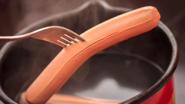 Corante vermelho, presente em alimentos como a salsicha, pode ser prejudicial