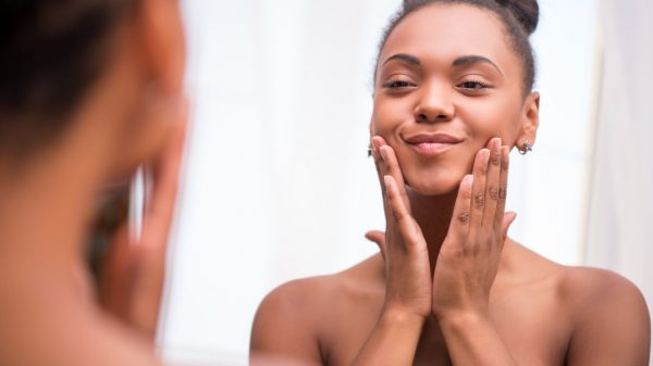 Especialista elenca os cuidados diários considerados essenciais para manter a pele negra mais bonita e hidratada