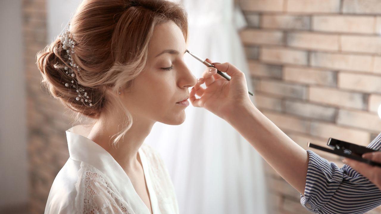 Maquiadora explica o que faz uma maquiagem de noiva ser mais cara do que uma maquiagem social