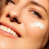 Confira algumas dicas para reaplicar o protetor solar ao longo do dia sem estragar a sua maquiagem