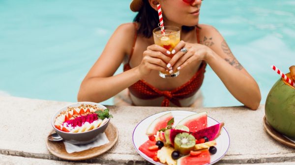 Nutricionista revela os principais alimentos que contribuem para o bronzeamento saudável durante o verão