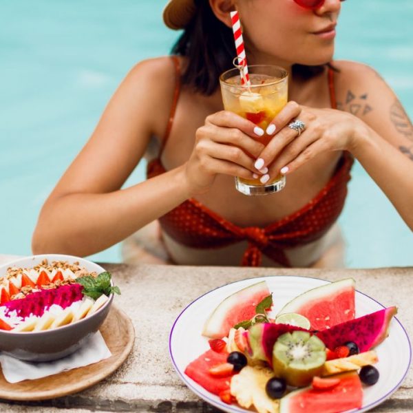 Nutricionista revela os principais alimentos que contribuem para o bronzeamento saudável durante o verão