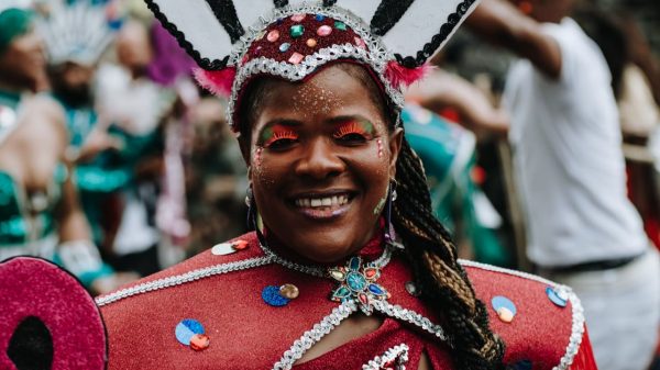 Pesquisa revela que o período do Carnaval é oportunidade para praticar idiomas com turistas estrangeiros