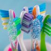 Escolher a escova de dente certa é importante para garantir uma limpeza eficiente e evitar problemas de saúde bucal