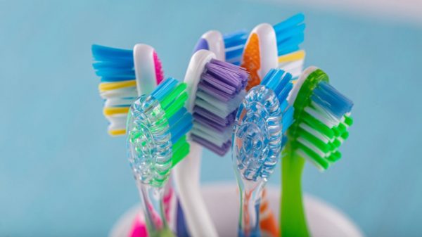 Escolher a escova de dente certa é importante para garantir uma limpeza eficiente e evitar problemas de saúde bucal