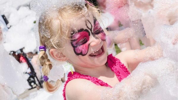 As espumas e tintas para o rosto de Carnaval podem ser divertidas se você tomar os cuidados necessários