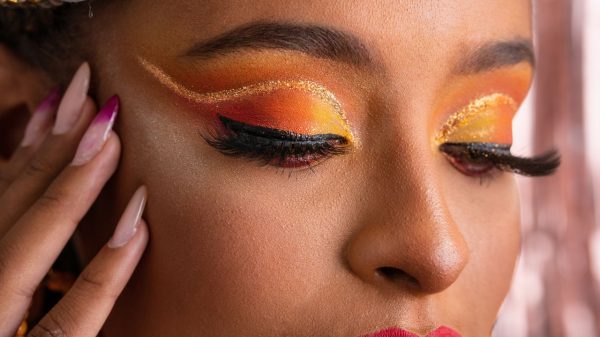 Aprenda a aumentar a durabilidade da sua maquiagem de Carnaval para mantê-la impecável ao longo de todo o dia