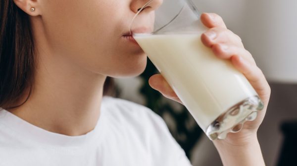 O leite A2 é uma alternativa para pessoas com sensibilidade à proteína do leite convencional; especialista explica