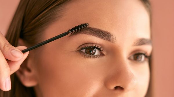 Especialista explica a diferença entre as técnicas de sobrancelhas mais populares dos salões de beleza
