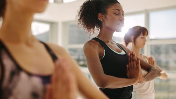 Professor de yoga Francisco Kaiut explica como começar a praticar yoga e aproveitar os seus benefícios