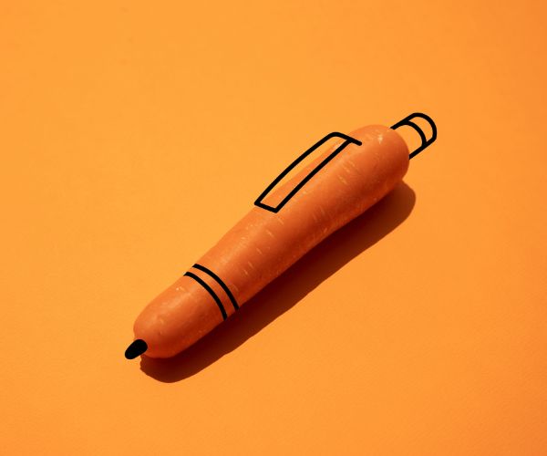 Que tal uma caneta em formato de cenoura?