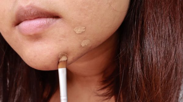 Descubra a técnica para cobrir acne e manchas