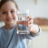 Nutricionista explica como introduzir água na rotina das crianças e a quantidade ideal para cada idade