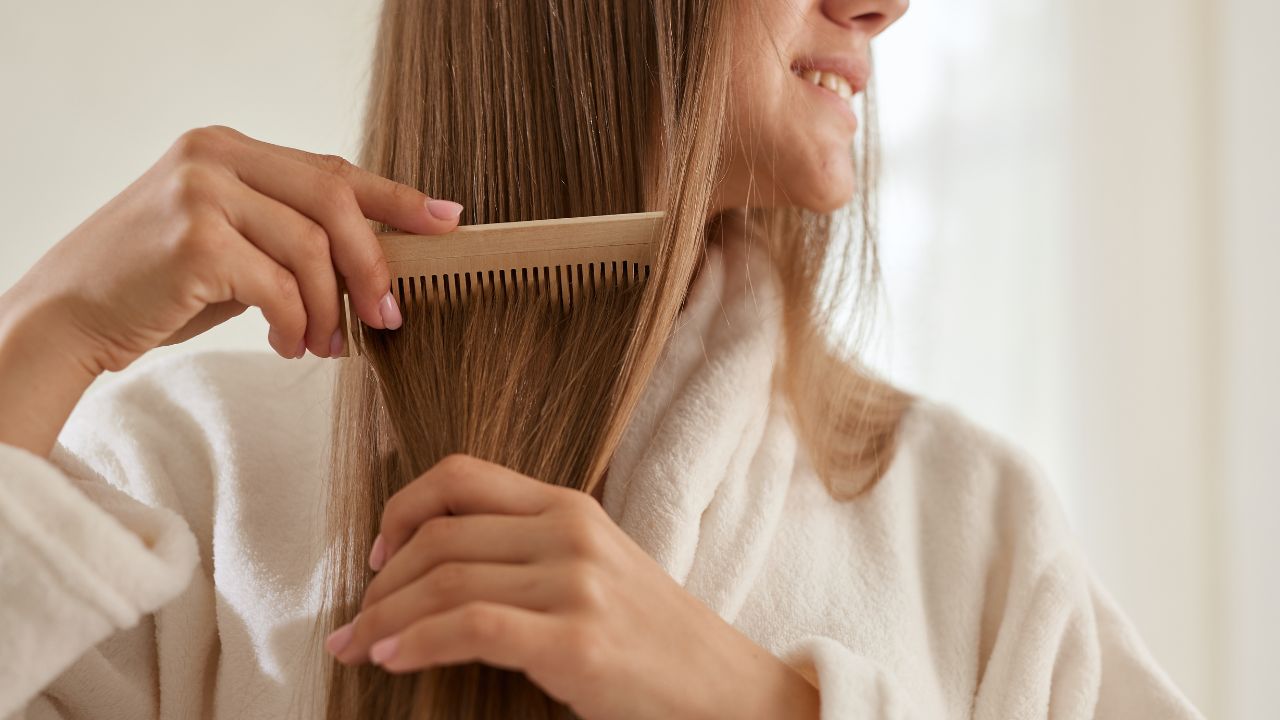 Confira quatro dicas essenciais para manter os cabelos hidratados e saudáveis durante o outono