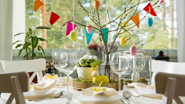 Confira cinco dicas e ideias de decoração para montar sua mesa posta de Páscoa de maneira simples e prática!