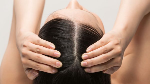 A desintoxicação do couro cabeludo tem vários benefícios para o cabelo