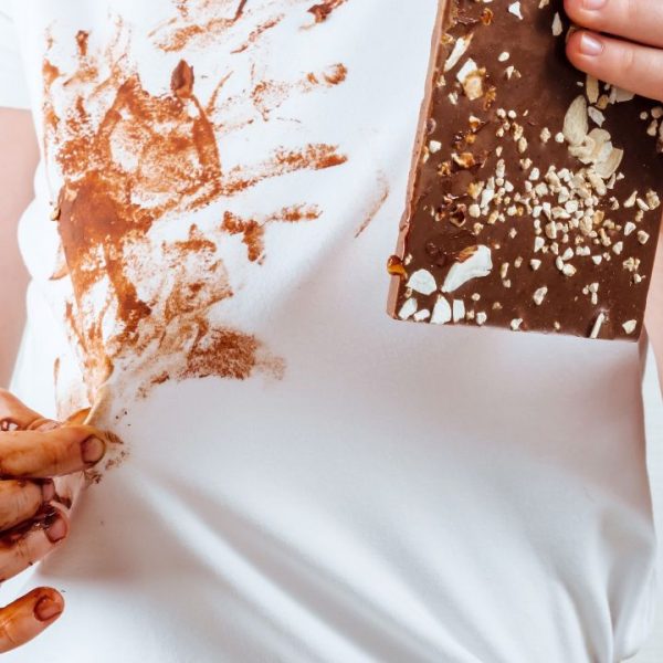 Aprenda como tirar manchas de chocolate de roupa