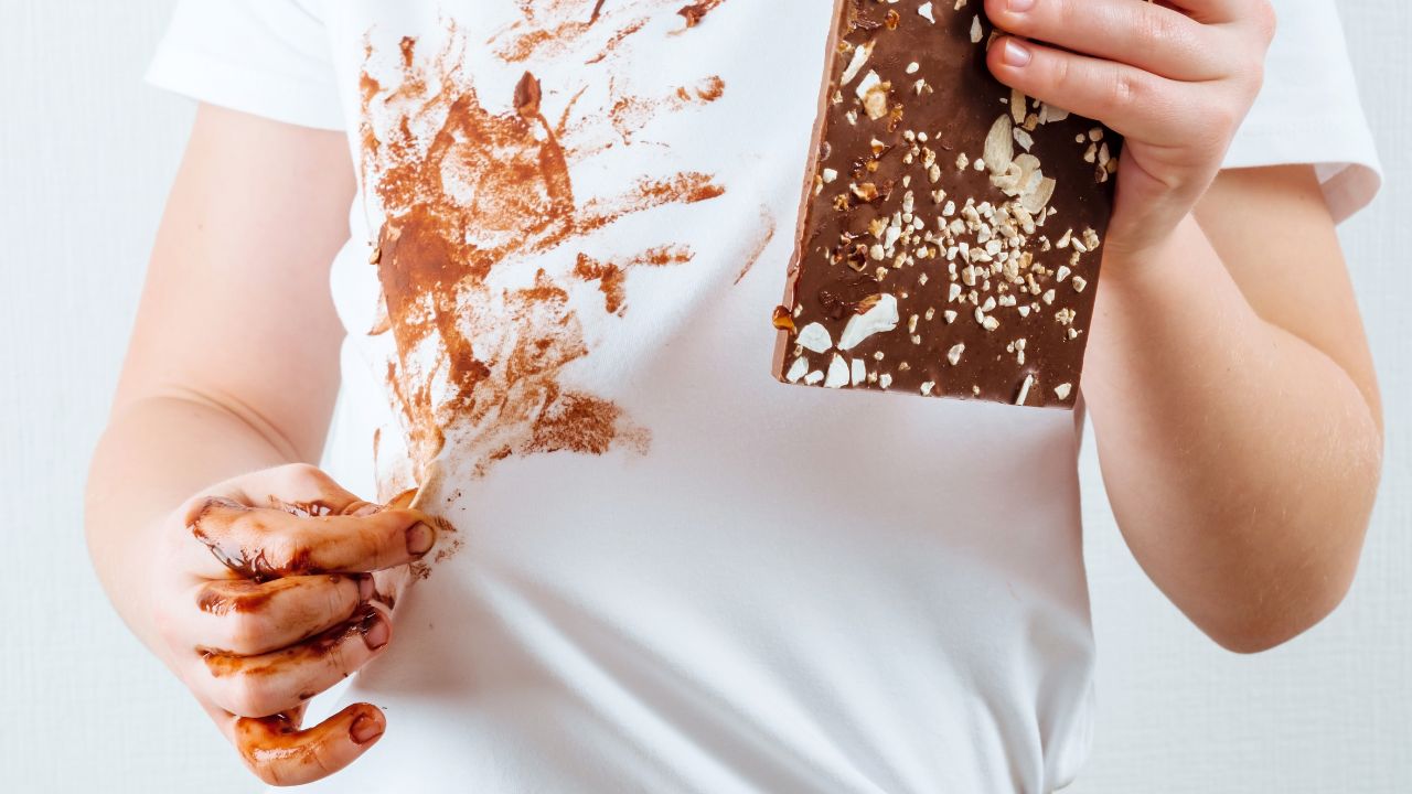 Aprenda como tirar manchas de chocolate de roupa