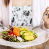 Substituir alimentos calóricos por opções mais saudáveis é a forma mais eficiente de perder peso rápido