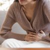 Você sofre com cólicas menstruais? Confira 5 dicas para reduzir o incômodo de maneira adequada