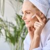 Dermatologista compartilha dicas de skincare para pele madura para garantir um aspecto saudável e radiante