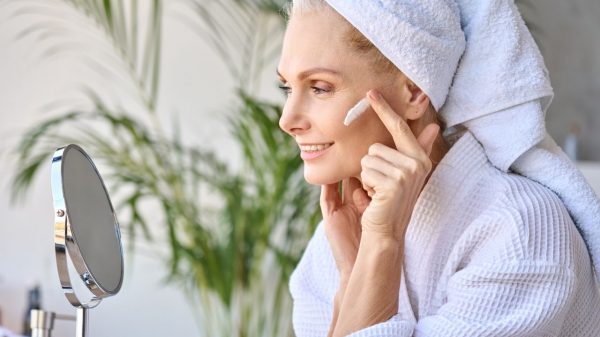 Dermatologista compartilha dicas de skincare para pele madura para garantir um aspecto saudável e radiante