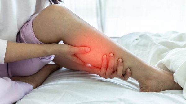 Identificar a causa das dores nas pernas é essencial para realizar o tratamento adequado e amenizar o desconforto