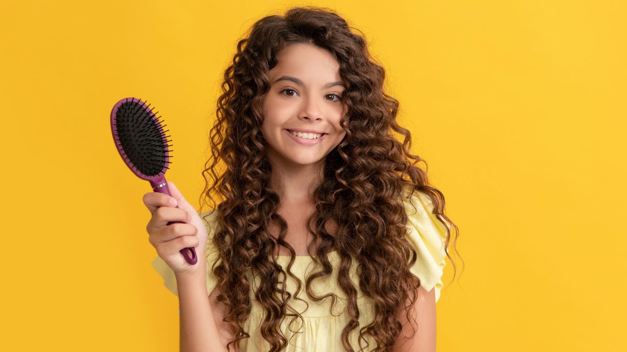Escovas e pentes para cabelos cacheados: saiba os melhores
