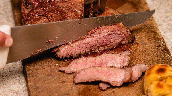 Descubra a forma correta de cortar carne