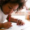 Entenda como os primeiros rabiscos das crianças contribuem para o aprendizado da escrita e da leitura