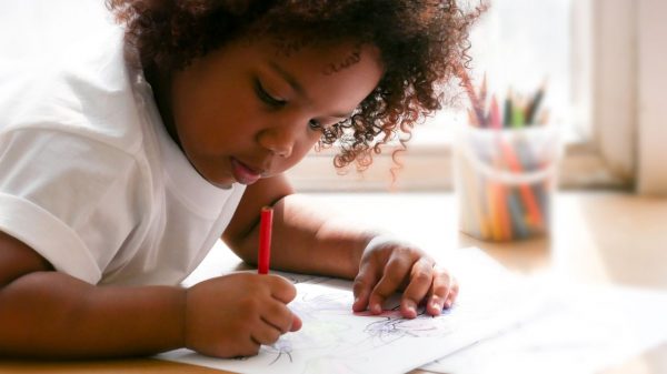 Entenda como os primeiros rabiscos das crianças contribuem para o aprendizado da escrita e da leitura