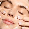 A limpeza regular da pele ajuda a controlar a oleosidade excessiva e reduzir o aparecimento de cravos e espinhas