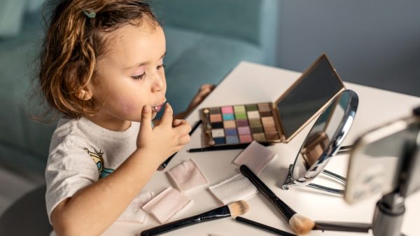 Saiba mais sobre os riscos da maquiagem infantil