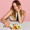 Segundo pesquisa da Universidade da Califórnia, mulheres ficam com mais vontade de comer alimentos calóricos quando se sentem sozinhas