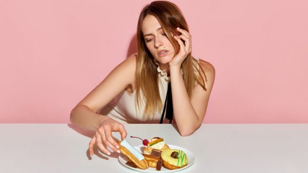 Segundo pesquisa da Universidade da Califórnia, mulheres ficam com mais vontade de comer alimentos calóricos quando se sentem sozinhas