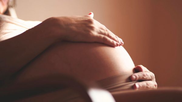 Médica explica os benefícios e os possíveis riscos de cada tipo de parto para a gestante e o bebê