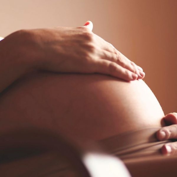Médica explica os benefícios e os possíveis riscos de cada tipo de parto para a gestante e o bebê