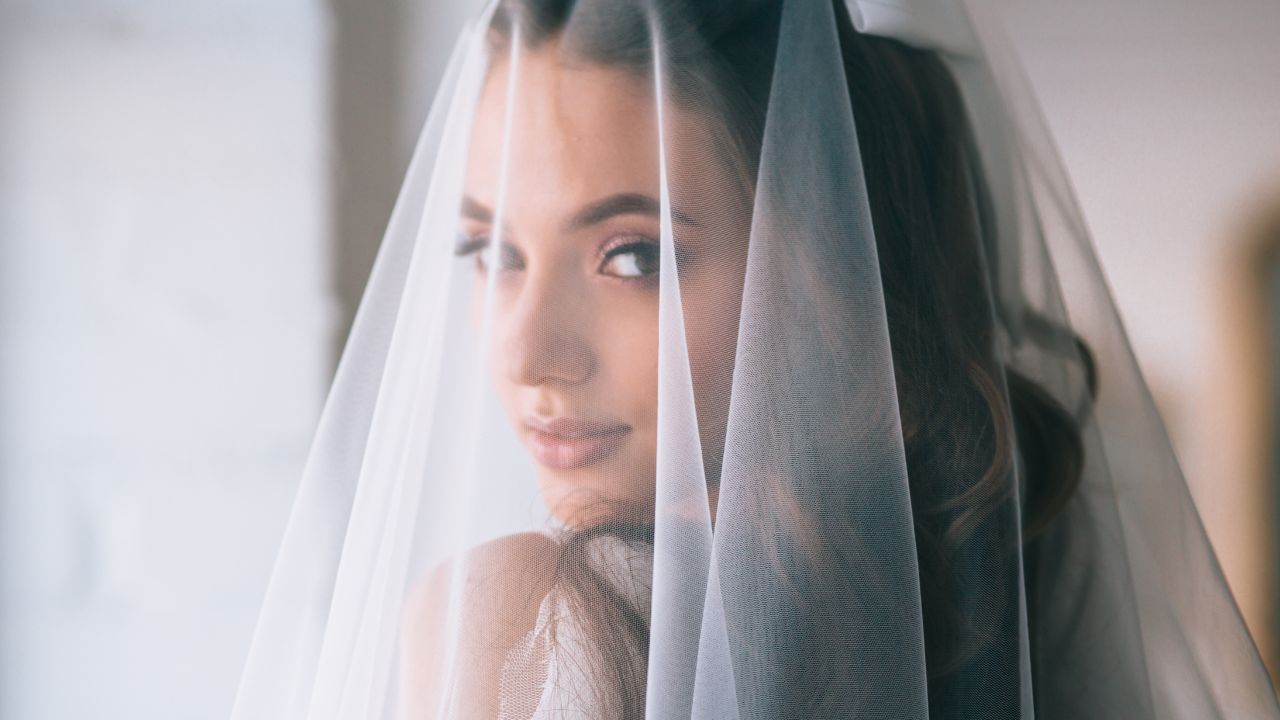 Vestidos minimalistas permitem o uso de véus mais trabalhados e imponentes, que valorizam a noiva sem pesar na produção