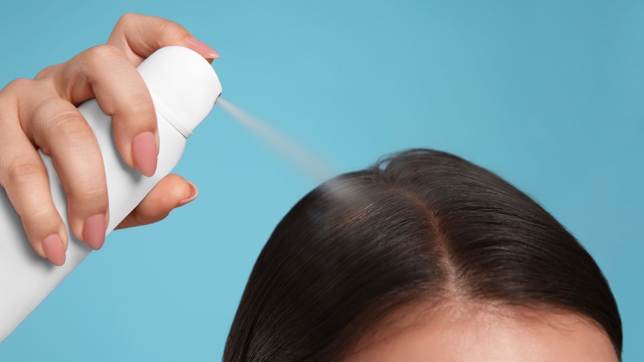 Produto remove a oleosidade dos cabelos de maneira prática, mas exige alguns cuidados para não prejudicar a saúde capilar